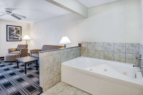 Suite - Baymont Inn & Suites Champaign - I-74, Exit 182