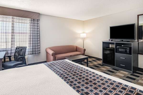 Suite - Baymont Inn & Suites Champaign - I-74, Exit 182