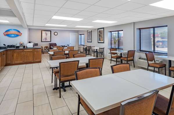  - Baymont Inn & Suites Champaign - I-74, Exit 182