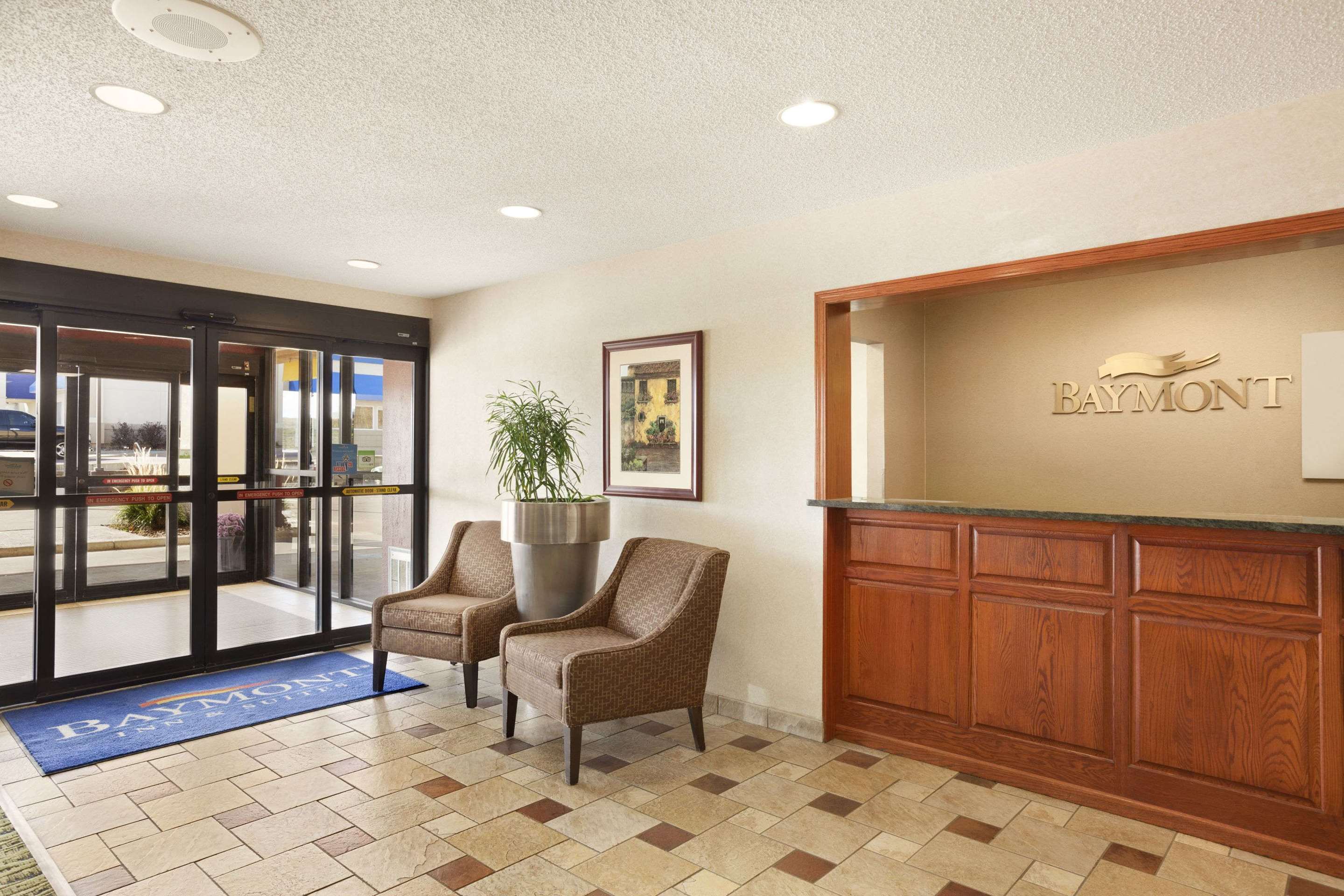 Lobby | Baymont by Wyndham Sioux Falls
