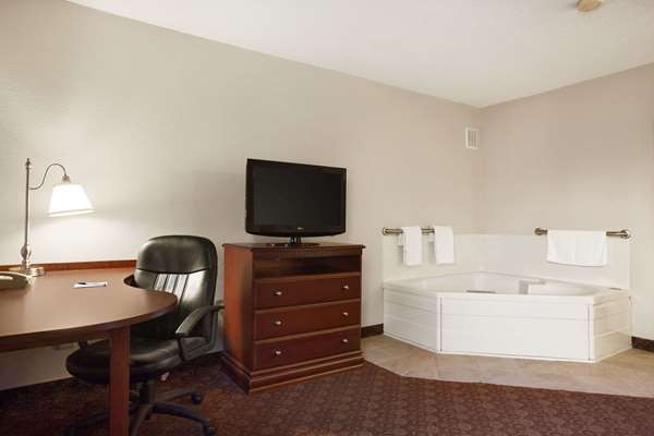 Suite - Baymont Inn & Suites Sioux Falls - I-29, Exit 77