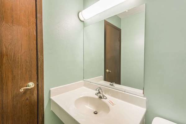 - Days Inn & Suites Girard - I-80, Exit 229