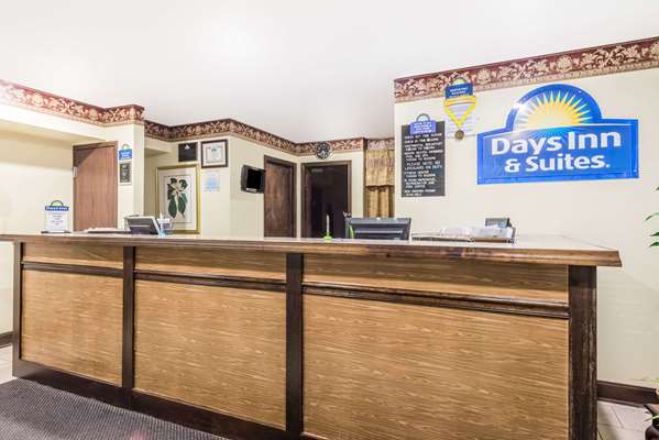  - Days Inn & Suites Girard - I-80, Exit 229