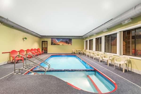 Pool - Days Inn & Suites Girard - I-80, Exit 229