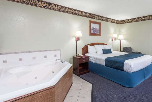 Suite - Days Inn & Suites Girard - I-80, Exit 229