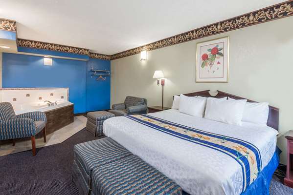 Suite - Days Inn & Suites Girard - I-80, Exit 229