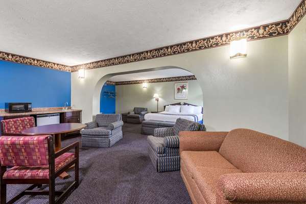 Suite - Days Inn & Suites Girard - I-80, Exit 229