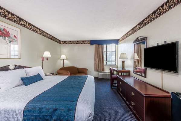  - Days Inn & Suites Girard - I-80, Exit 229