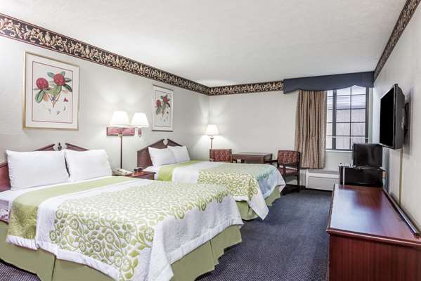  - Days Inn & Suites Girard - I-80, Exit 229
