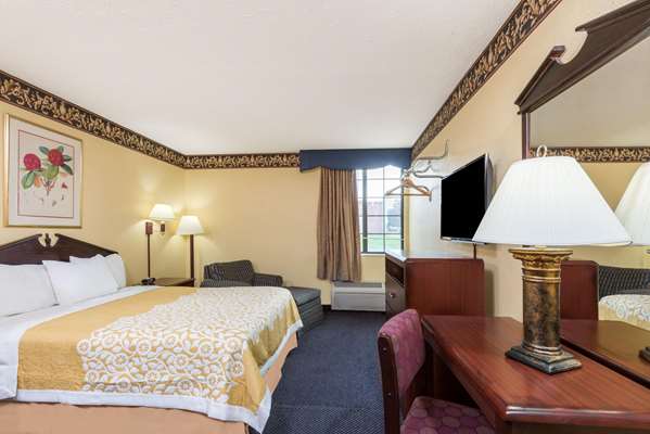  - Days Inn & Suites Girard - I-80, Exit 229
