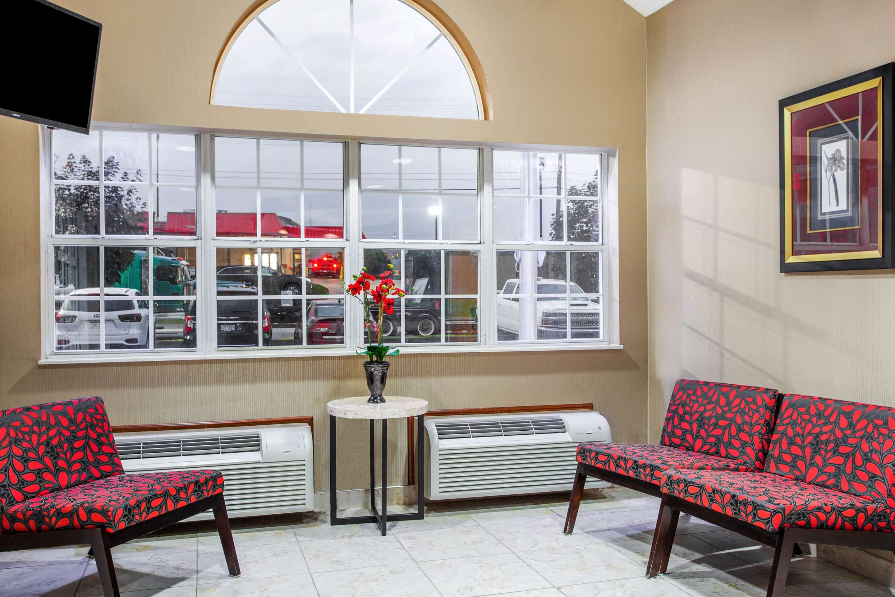 Lobby | Microtel Inn & Suites by Wyndham Charleston