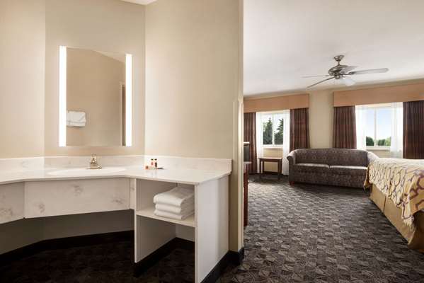 Suite - Baymont Inn & Suites Mt Pleasant