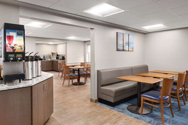 Restaurant - Baymont Inn & Suites Mt Pleasant