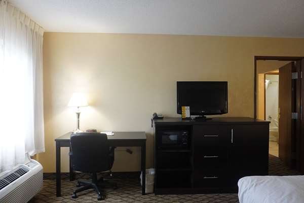 Suite - Baymont Inn & Suites Bridgeport - I-75, Exit 144