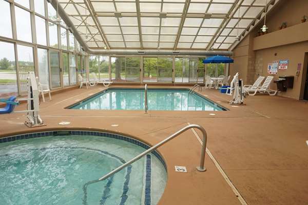 Pool - Baymont Inn & Suites Bridgeport - I-75, Exit 144