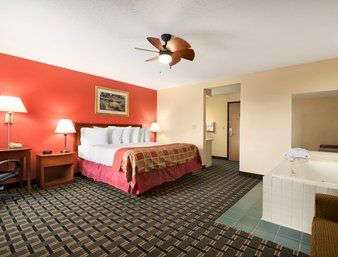 Suite - Baymont Inn & Suites Springfield - I-55, Exit 90