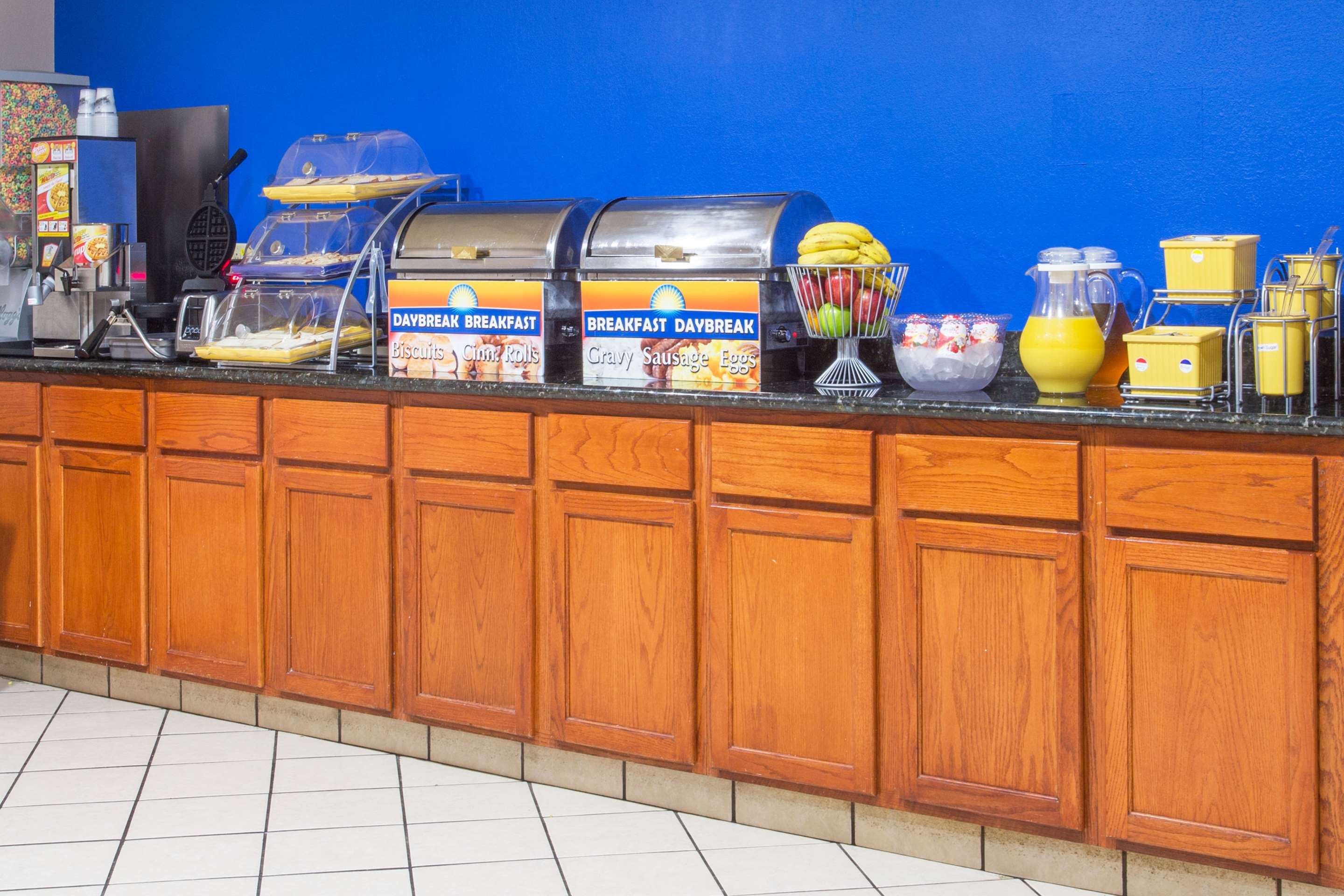Breakfast Area | Days Inn & Suites by Wyndham Thibodaux