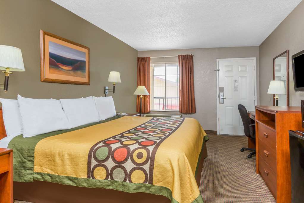 SUPER 8 BY WYNDHAM METAIRIE-guestroom-Guest Room,On-Site.jpg