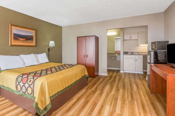 Suite - Super 8 Hotel Metairie