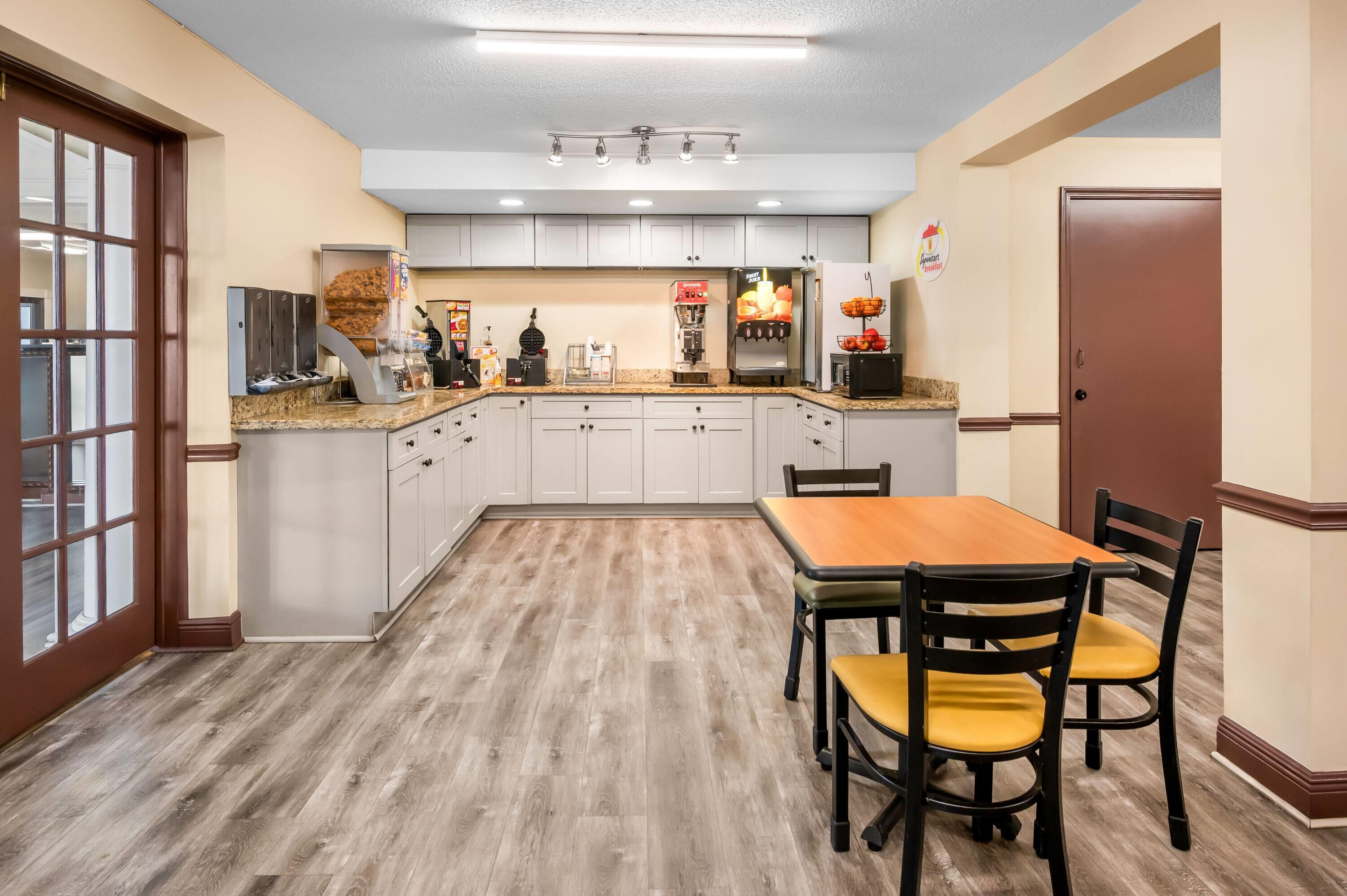 Breakfast Area | Super 8 by Wyndham Metairie