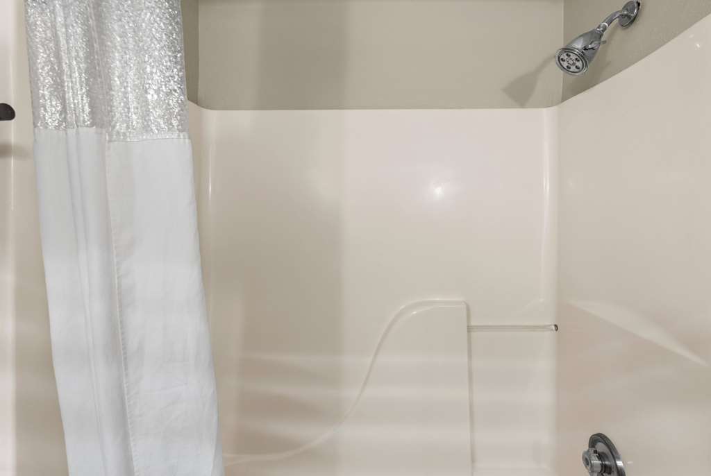 BAYMONT BY WYNDHAM LAWRENCE-guestroom-Guest Room,Bathroom,On-Site.jpg