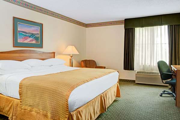  - Baymont Inn & Suites Conroe - I-45, Exit 84