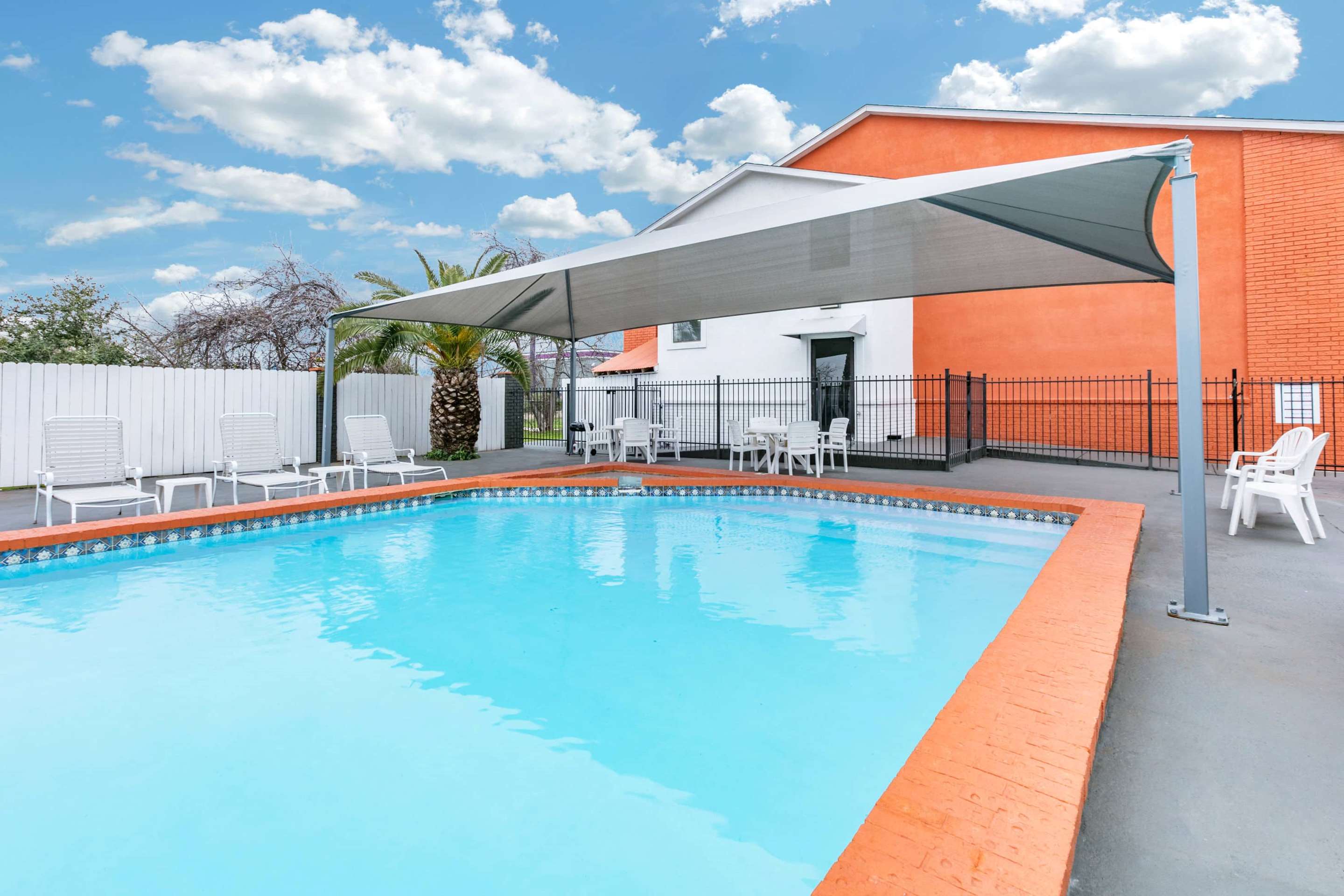 Pool | Howard Johnson by Wyndham New Braunfels