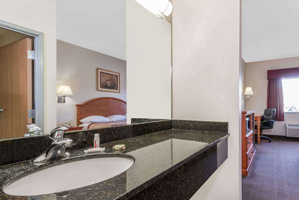  - Super 8 Hotel Schilling Road Salina - I-135, Exit 89
