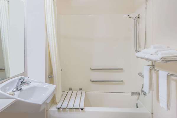  - Super 8 Hotel Schilling Road Salina - I-135, Exit 89