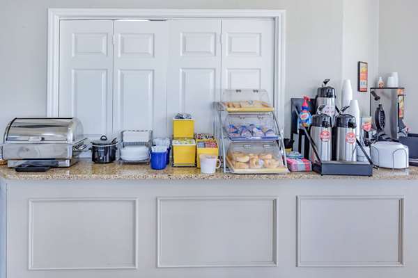  - Days Inn & Suites Huntsville