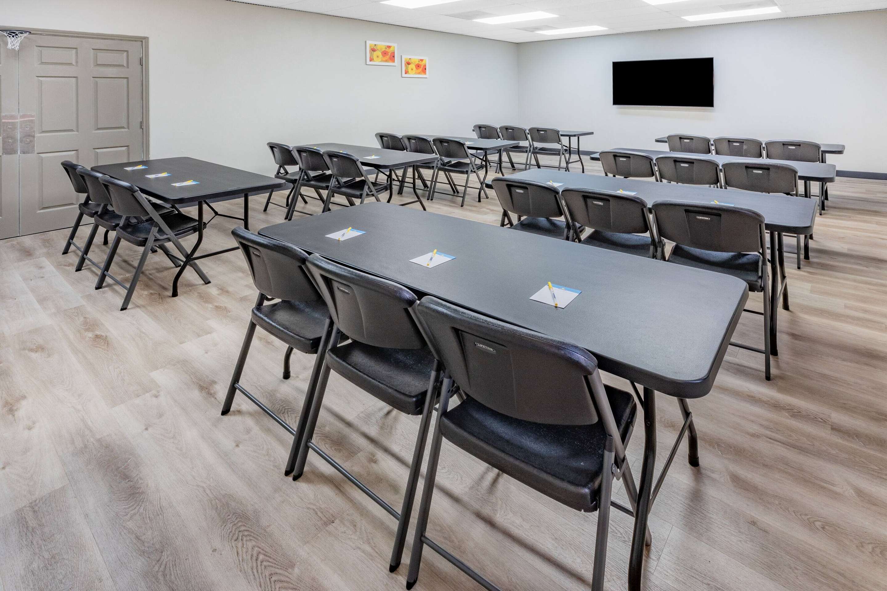 Meeting Room | Days Inn & Suites by Wyndham Huntsville