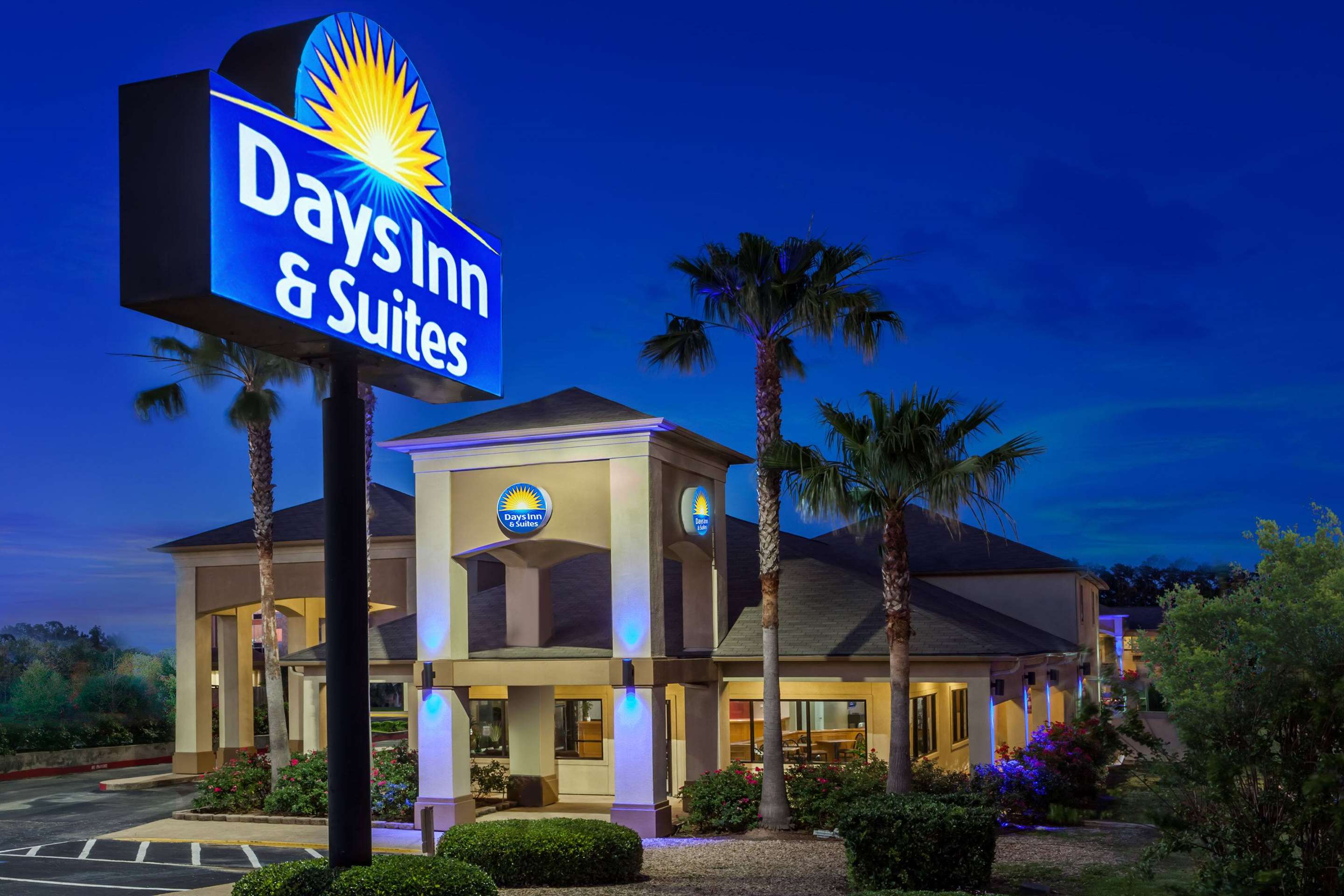 Exterior | Days Inn & Suites by Wyndham Huntsville