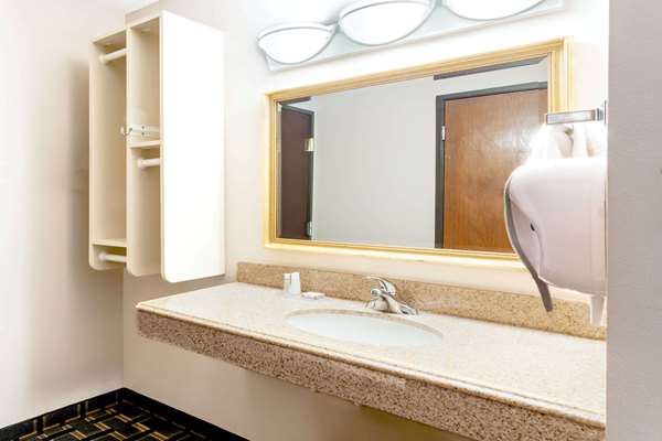  - Baymont Inn & Suites East Memphis - I-40, Exit 12