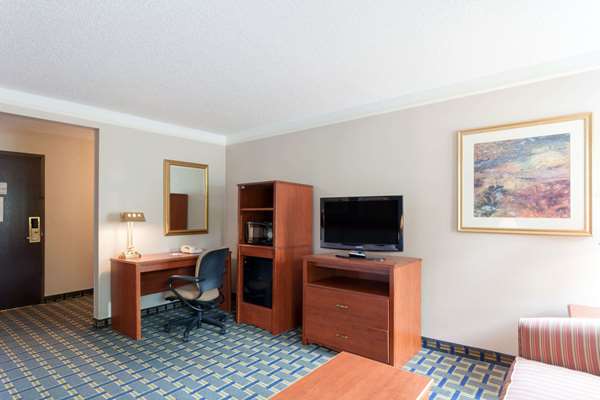 Suite - Baymont Inn & Suites East Memphis - I-40, Exit 12