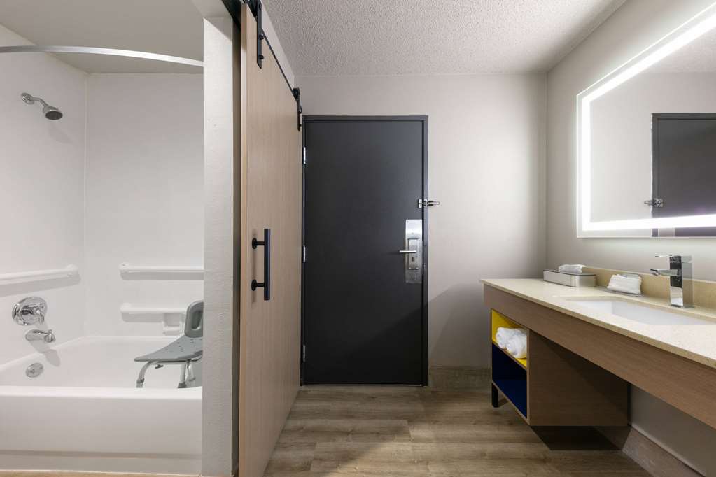 DAYS INN BY WYNDHAM FORT SMITH-guestroom-Guest Room,Bathroom,Accessibility,On-Site.jpg