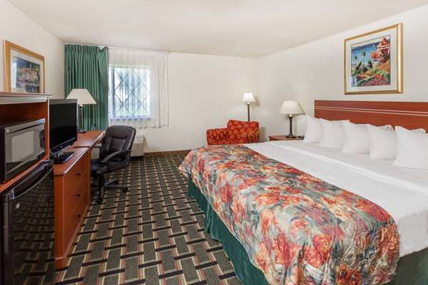  - Baymont Inn & Suites Decatur - I-72, Exit 141