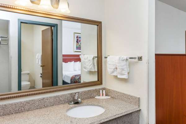 - Baymont Inn & Suites Decatur - I-72, Exit 141