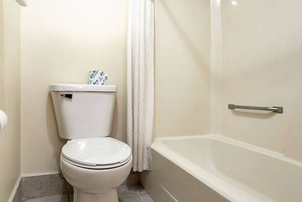  - Baymont Inn & Suites Decatur - I-72, Exit 141