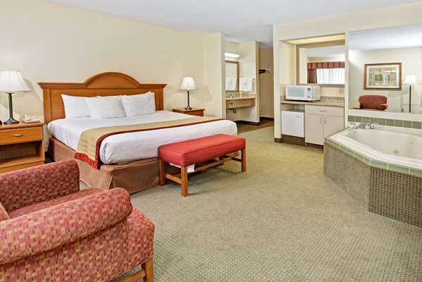 Suite - Baymont Inn & Suites Indianapolis - I-465, Exit 47