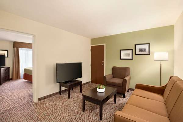 Suite - Baymont Inn & Suites West Augusta - I-20, Exit 196