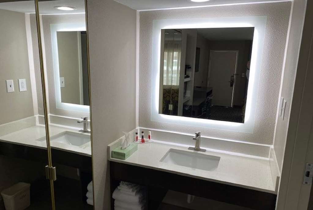 BAYMONT BY WYNDHAM TOPEKA-guestroom-Guest Room,Bathroom,On-Site.jpg