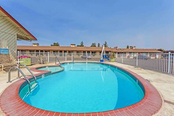 Pool - Travelodge Pioneer Villa Halsey - I-5, Exit 216