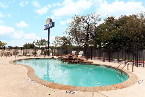 Pool - Days Inn Palo Alto San Antonio