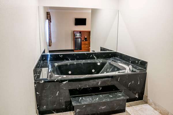 Suite - Super 8 Hotel Brookshire - I-10, Exit 732