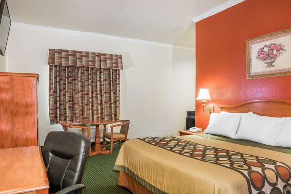 Suite - Super 8 Hotel Brookshire - I-10, Exit 732