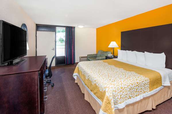  - Days Inn Calvert City - I-24 & I-69, Exit 27