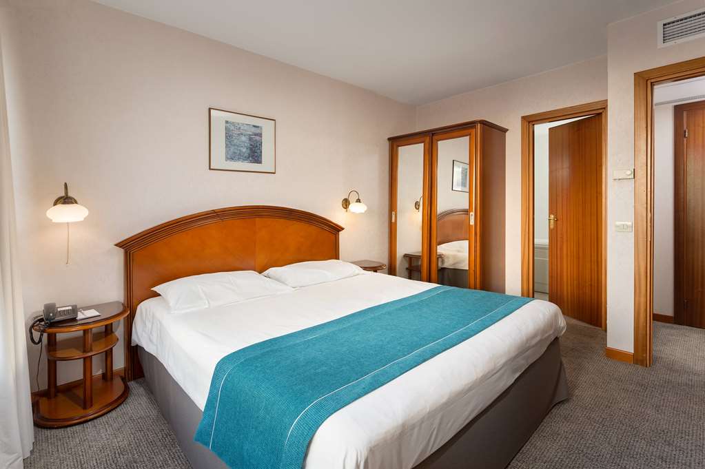 RAMADA BY WYNDHAM BUCHAREST PARC-guestroom-Guest Room,On-Site.jpg