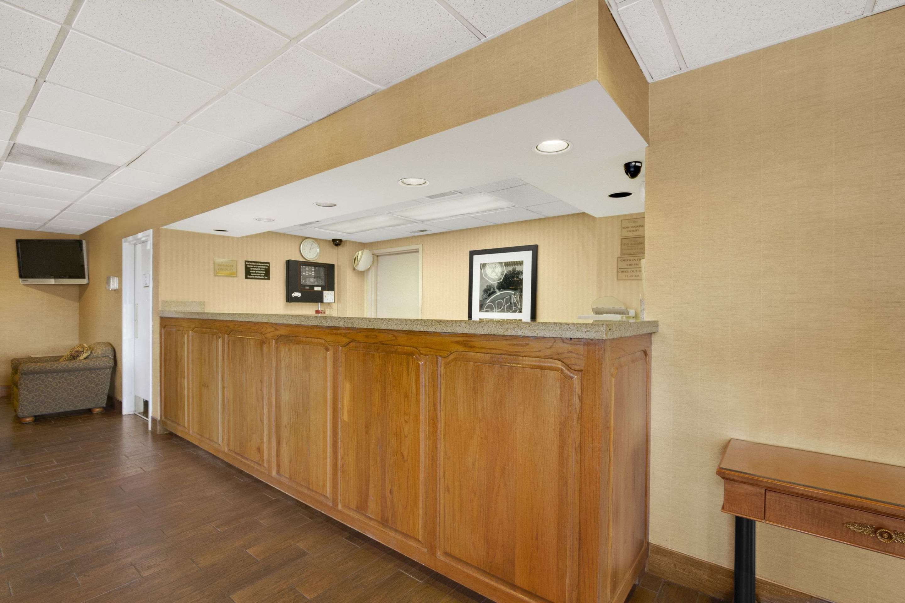 Front Desk | Super 8 by Wyndham Oxford