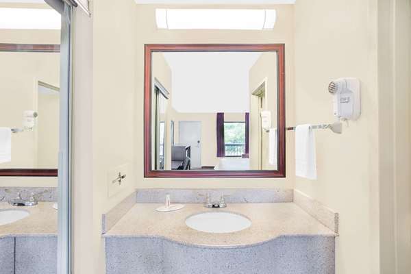  - Baymont Inn & Suites Greenville