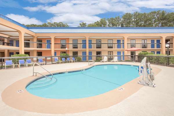 Pool - Baymont Inn & Suites Greenville